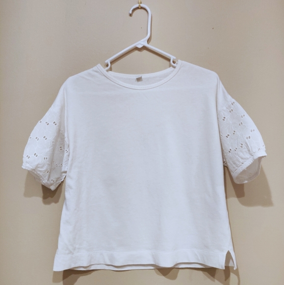 🎉3/$15🎉 Uniqlo White Lace Sleeve T-Shirt - Picture 1 of 6